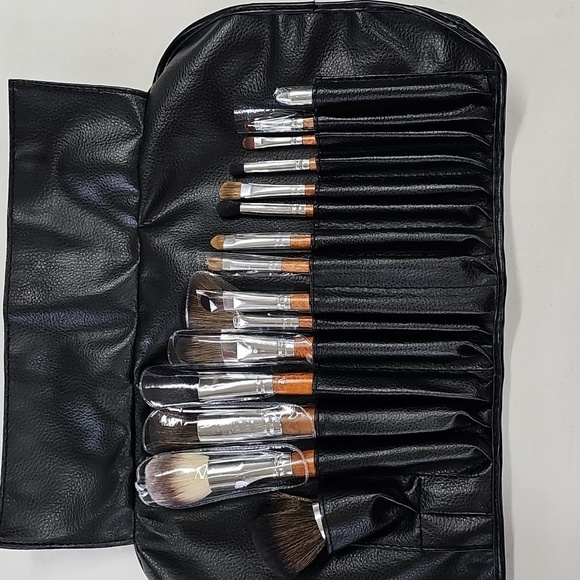 kit kabuki Other - Makeup Brush Set W/ Black Vegan Leather Case + 15 Piece Brushes